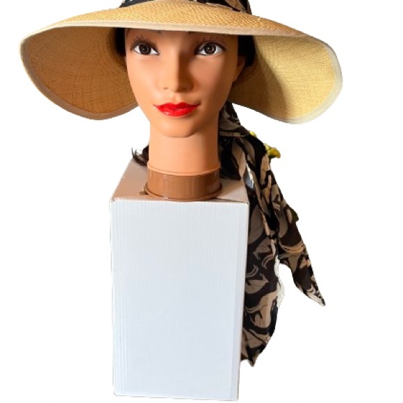 Sensi Studio
Straw Visor With dog printed black/white Scarf - Picture 2 of 6